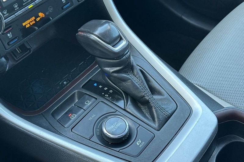 Toyota RAV4 Hybrid Vehicle Full-screen Gallery Image 22