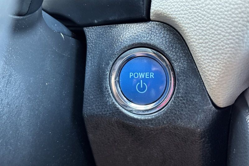 Toyota RAV4 Hybrid Vehicle Full-screen Gallery Image 23