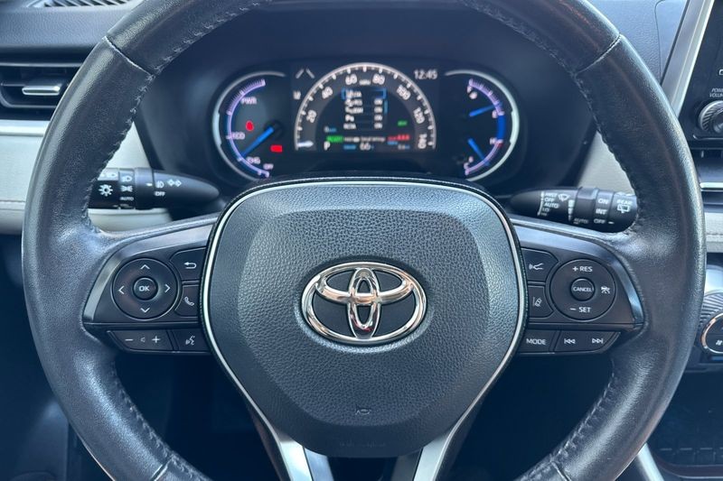 Toyota RAV4 Hybrid Vehicle Full-screen Gallery Image 24