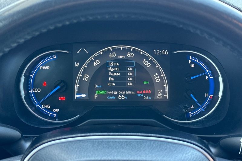 Toyota RAV4 Hybrid Vehicle Full-screen Gallery Image 25