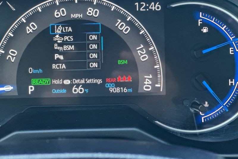 Toyota RAV4 Hybrid Vehicle Full-screen Gallery Image 26