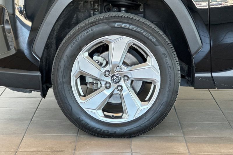 Toyota RAV4 Hybrid Vehicle Full-screen Gallery Image 27