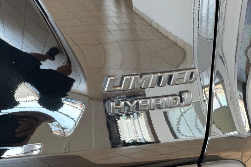 Toyota RAV4 Hybrid Vehicle Full-screen Gallery Image 28