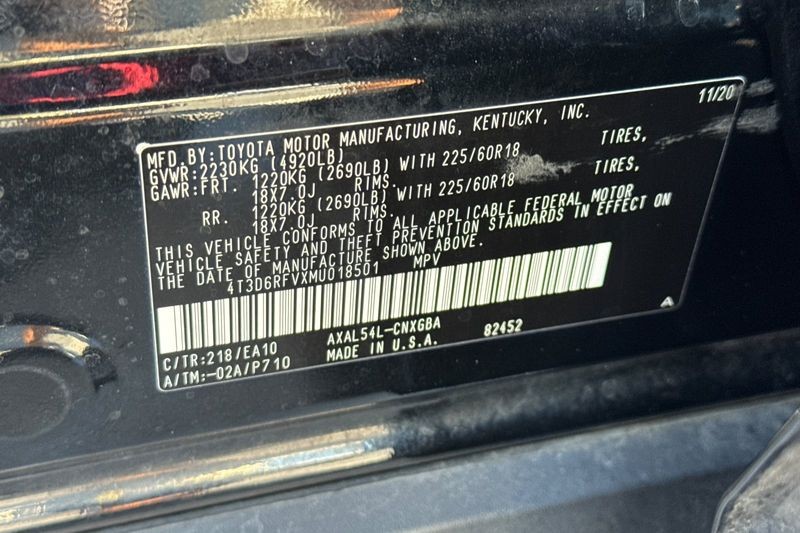 Toyota RAV4 Hybrid Vehicle Full-screen Gallery Image 30