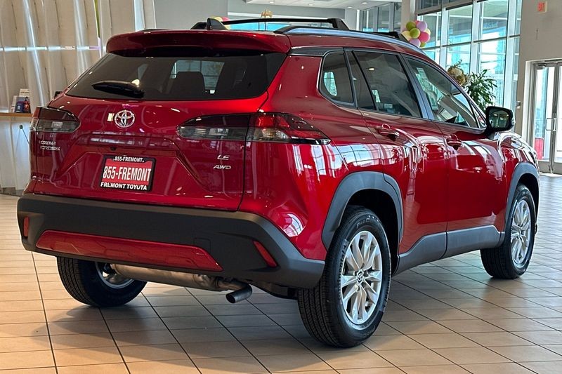 Toyota Corolla Cross Vehicle Full-screen Gallery Image 05