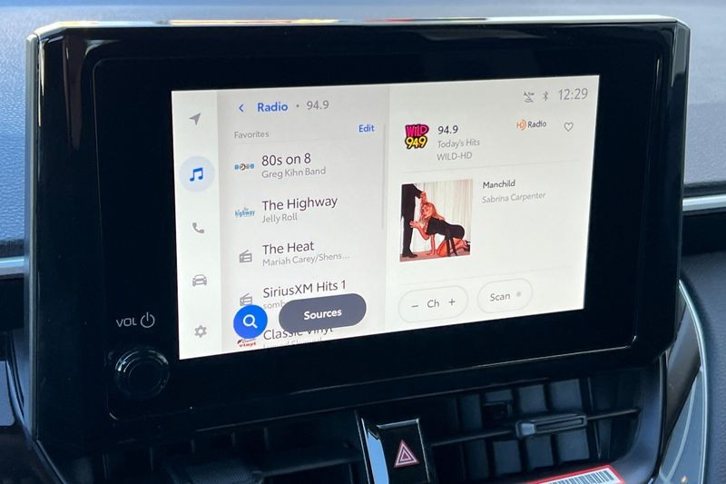 Toyota Corolla Cross Vehicle Full-screen Gallery Image 16