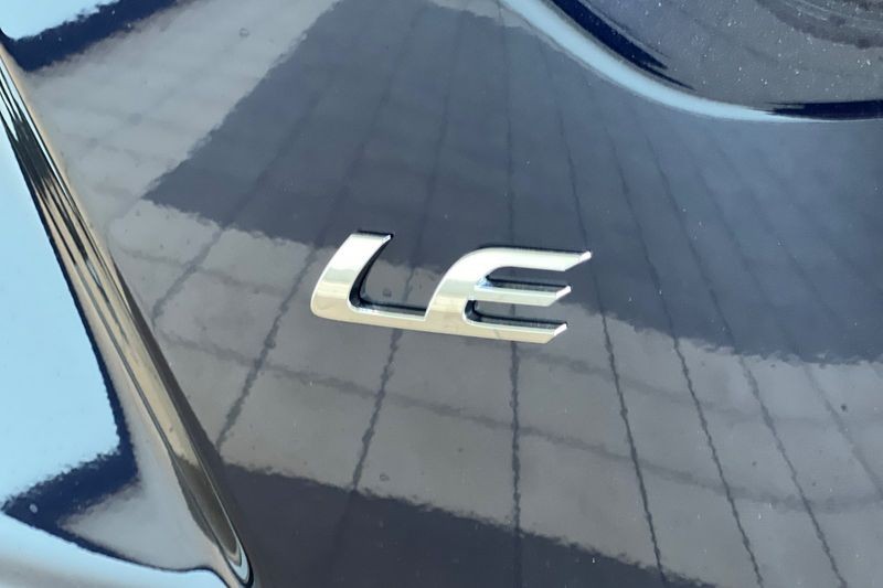 Toyota Corolla Vehicle Full-screen Gallery Image 07