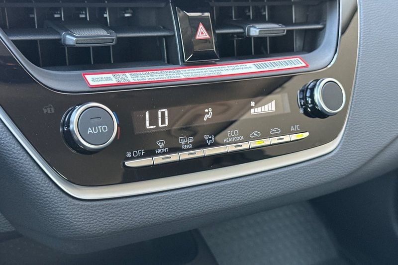 Toyota Corolla Vehicle Full-screen Gallery Image 17