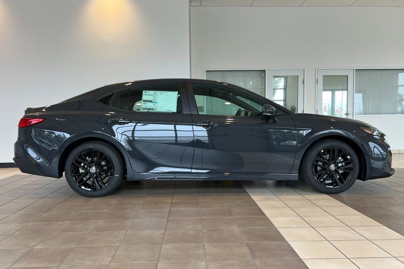 Toyota Camry Vehicle Full-screen Gallery Image 04