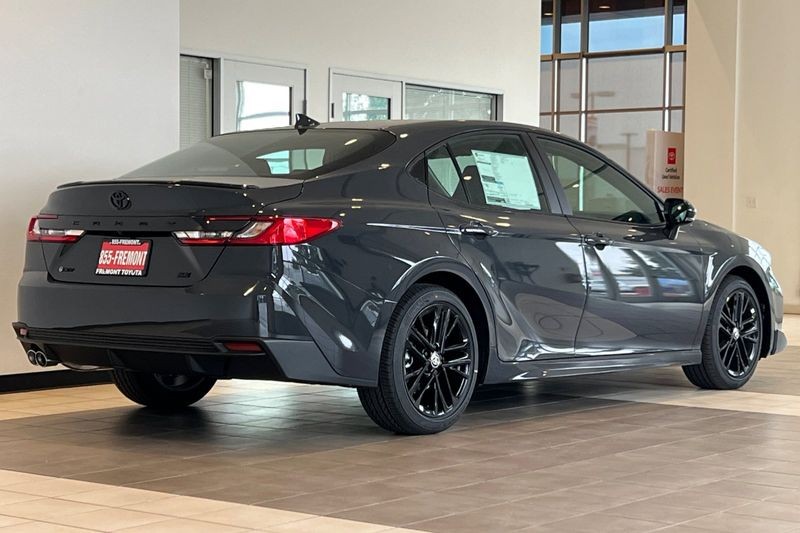 Toyota Camry Vehicle Full-screen Gallery Image 05