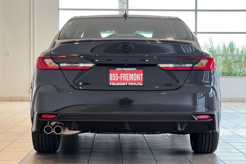 Toyota Camry Vehicle Full-screen Gallery Image 06