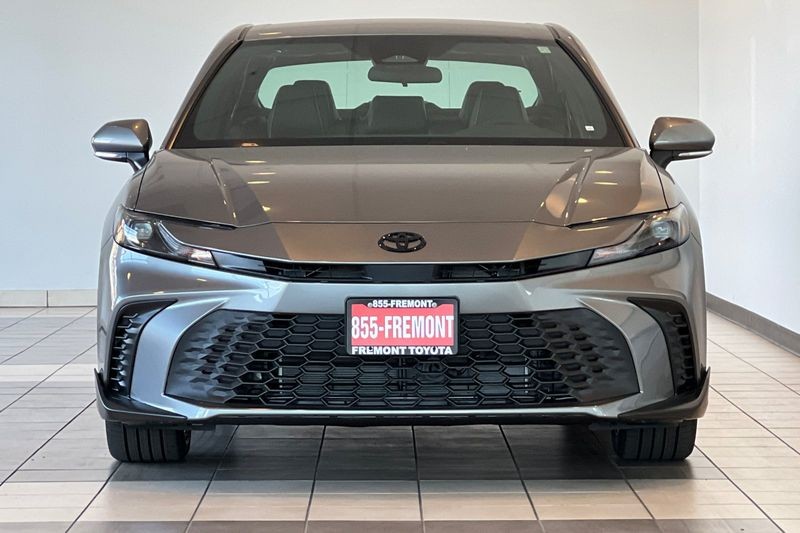 Toyota Camry Vehicle Full-screen Gallery Image 03