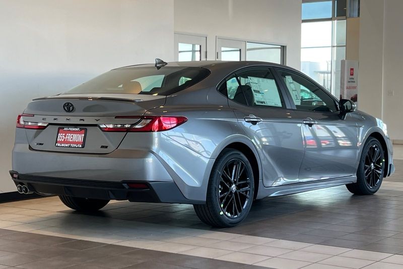 Toyota Camry Vehicle Full-screen Gallery Image 05