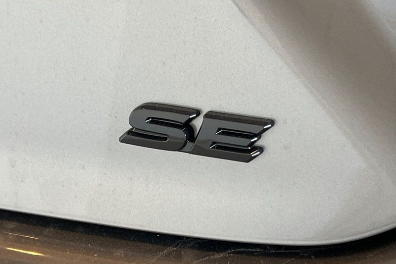 Toyota Camry Vehicle Full-screen Gallery Image 07