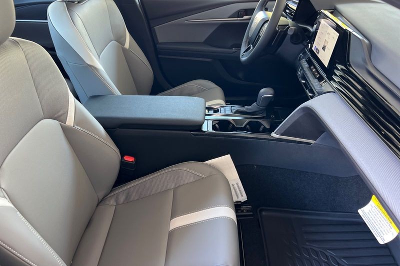 Toyota Camry Vehicle Full-screen Gallery Image 13