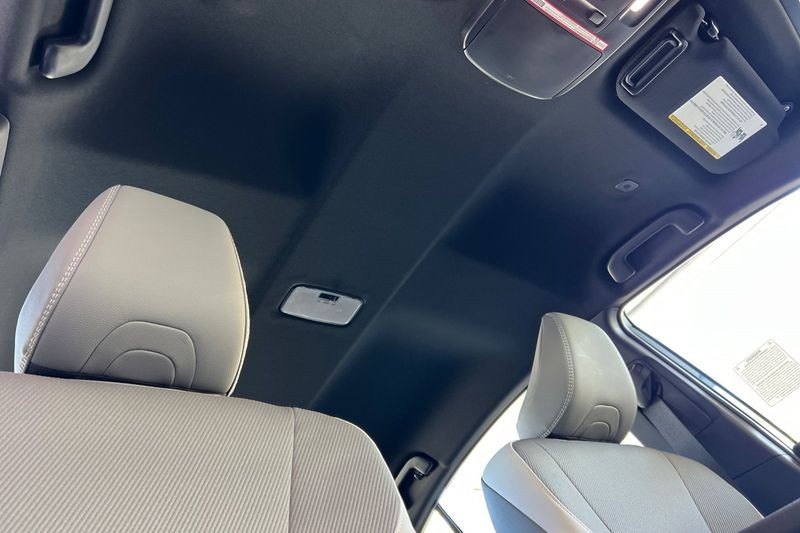 Toyota Camry Vehicle Full-screen Gallery Image 14