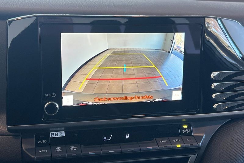 Toyota Camry Vehicle Full-screen Gallery Image 16