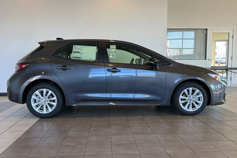 Toyota Corolla Hatchback Vehicle Full-screen Gallery Image 04