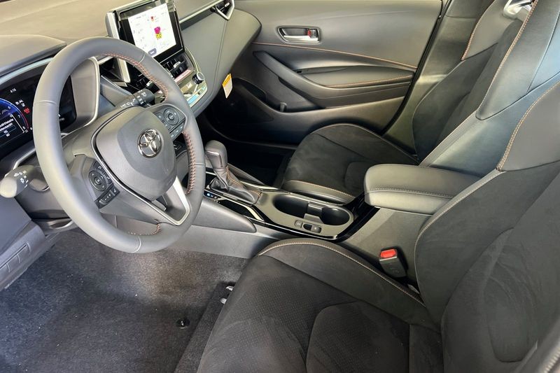 Toyota Corolla Hatchback Vehicle Full-screen Gallery Image 08