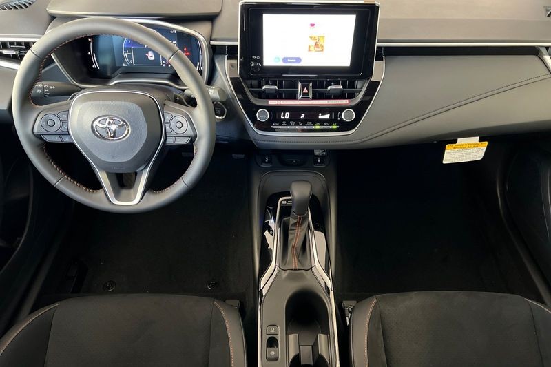 Toyota Corolla Hatchback Vehicle Full-screen Gallery Image 11