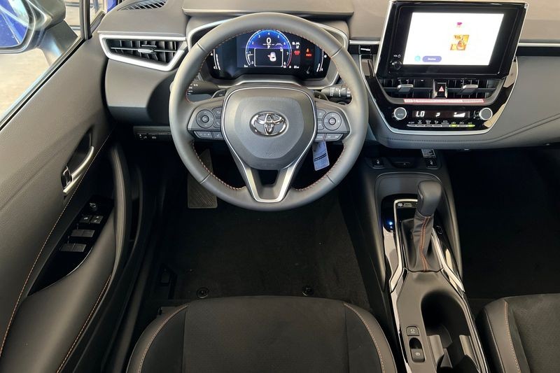 Toyota Corolla Hatchback Vehicle Full-screen Gallery Image 12