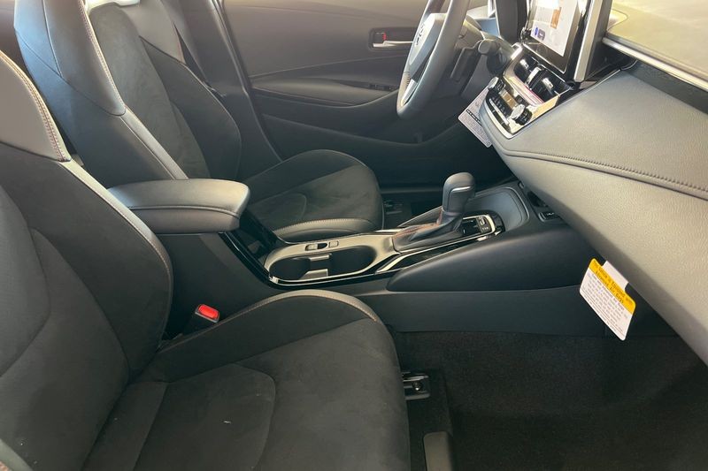 Toyota Corolla Hatchback Vehicle Full-screen Gallery Image 14