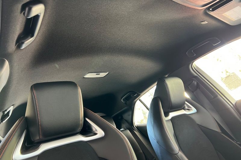 Toyota Corolla Hatchback Vehicle Full-screen Gallery Image 15