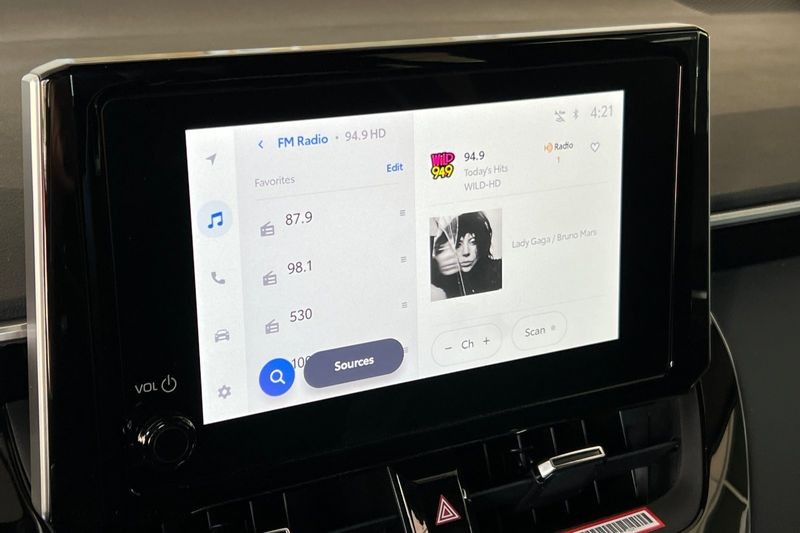 Toyota Corolla Hatchback Vehicle Full-screen Gallery Image 16