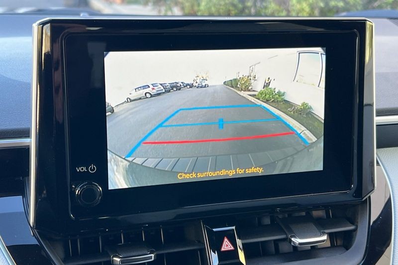 Toyota Corolla Hatchback Vehicle Full-screen Gallery Image 17