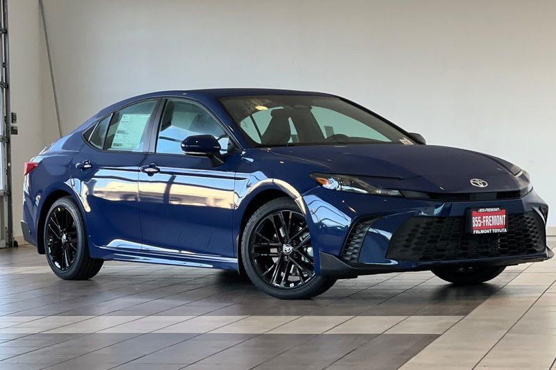 Toyota Camry Vehicle Full-screen Gallery Image 02