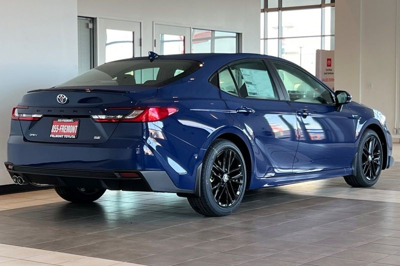 Toyota Camry Vehicle Full-screen Gallery Image 05