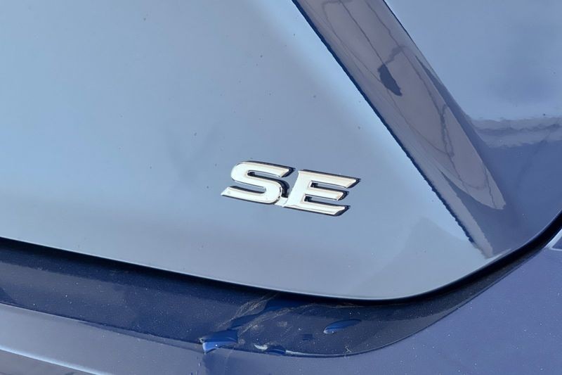 Toyota Camry Vehicle Full-screen Gallery Image 07