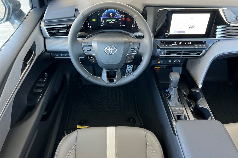 Toyota Camry Vehicle Full-screen Gallery Image 12