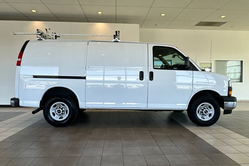 GMC Savana Cargo Van Vehicle Full-screen Gallery Image 03