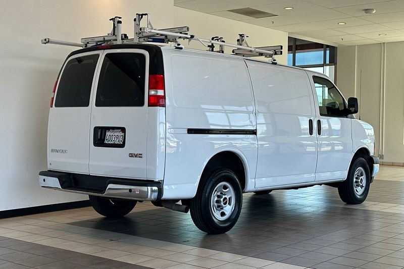 GMC Savana Cargo Van Vehicle Full-screen Gallery Image 04