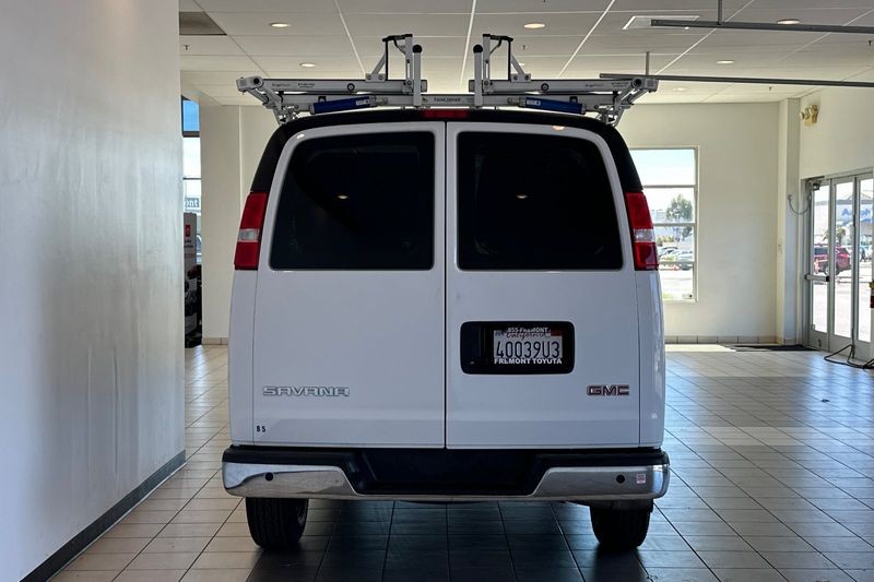 GMC Savana Cargo Van Vehicle Full-screen Gallery Image 05