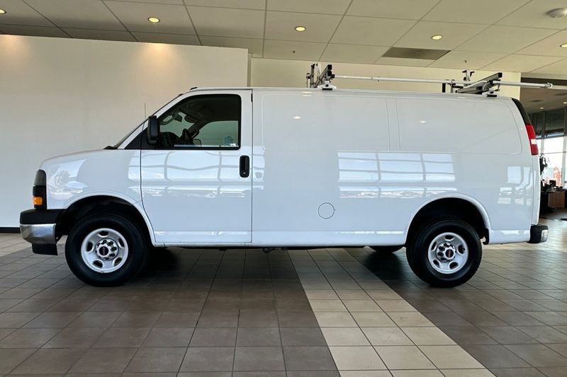 GMC Savana Cargo Van Vehicle Full-screen Gallery Image 07