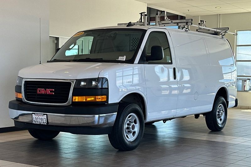 GMC Savana Cargo Van Vehicle Full-screen Gallery Image 08