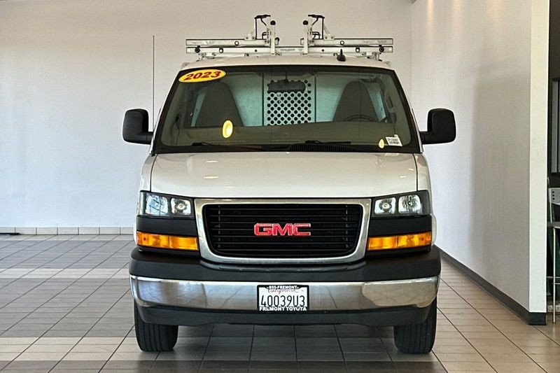 GMC Savana Cargo Van Vehicle Full-screen Gallery Image 09