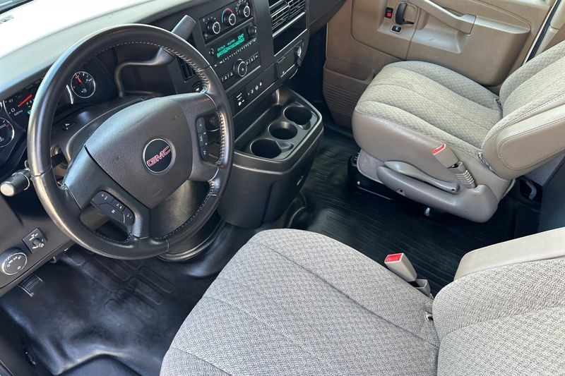 GMC Savana Cargo Van Vehicle Full-screen Gallery Image 10