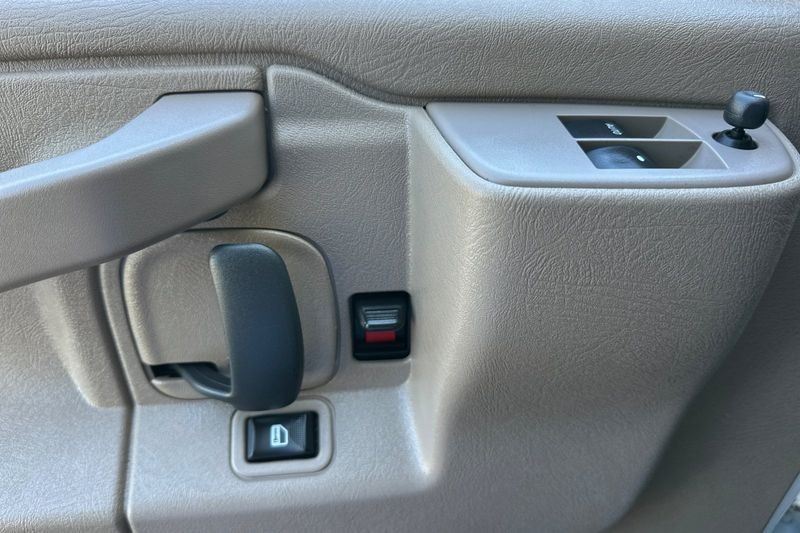 GMC Savana Cargo Van Vehicle Full-screen Gallery Image 11