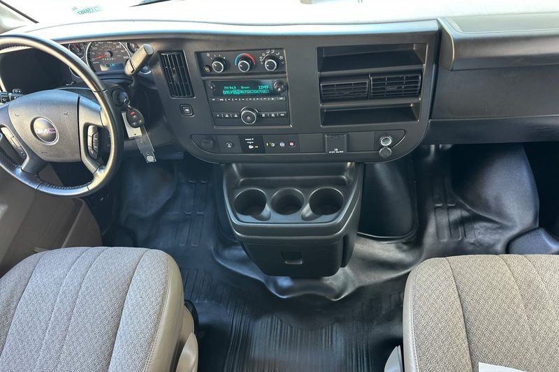 GMC Savana Cargo Van Vehicle Full-screen Gallery Image 13