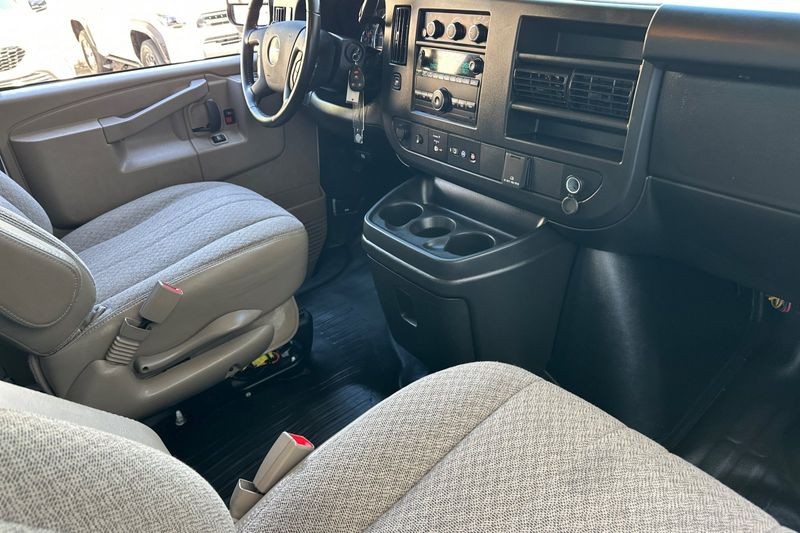 GMC Savana Cargo Van Vehicle Full-screen Gallery Image 16