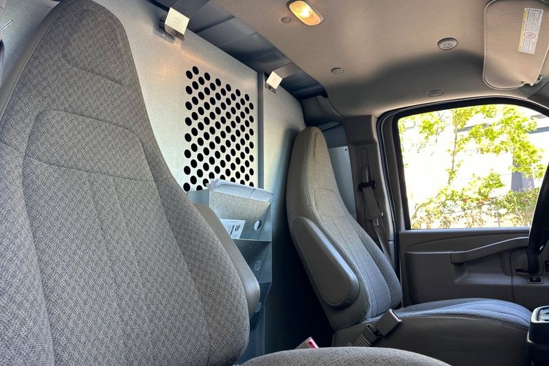 GMC Savana Cargo Van Vehicle Full-screen Gallery Image 17