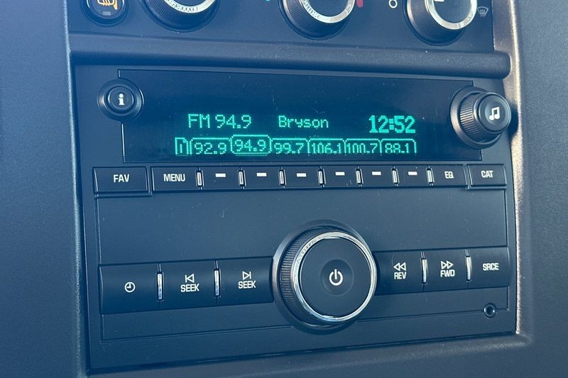 GMC Savana Cargo Van Vehicle Full-screen Gallery Image 18