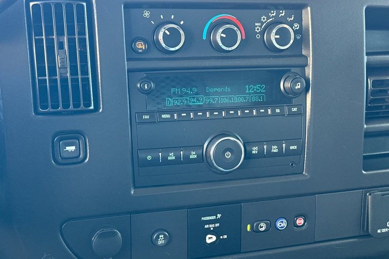 GMC Savana Cargo Van Vehicle Full-screen Gallery Image 20