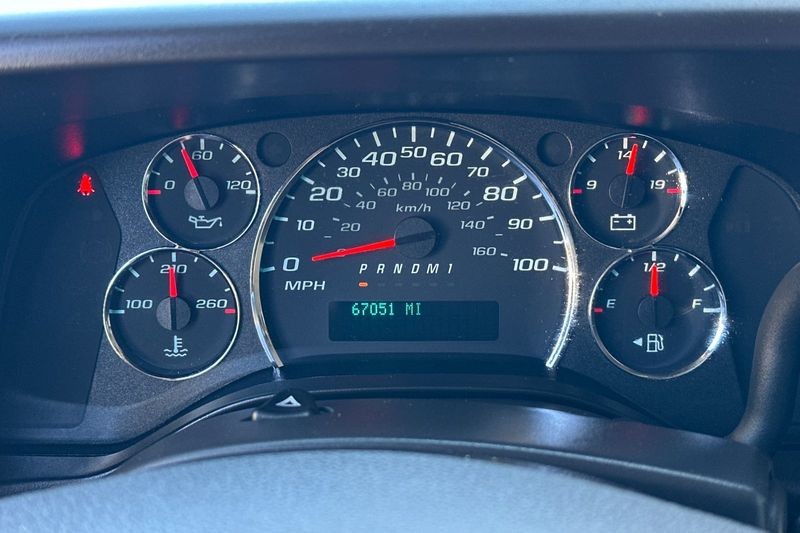 GMC Savana Cargo Van Vehicle Full-screen Gallery Image 23