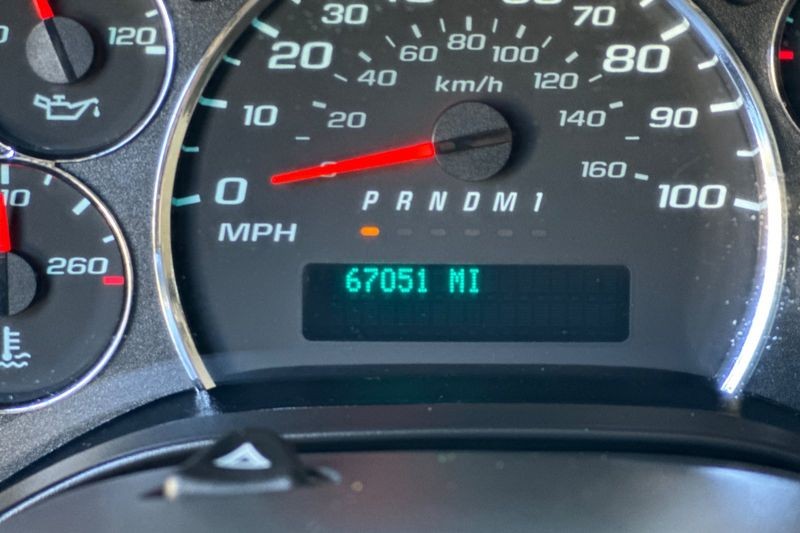 GMC Savana Cargo Van Vehicle Full-screen Gallery Image 24