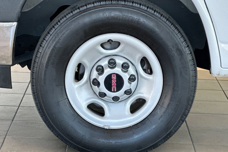 GMC Savana Cargo Van Vehicle Full-screen Gallery Image 25