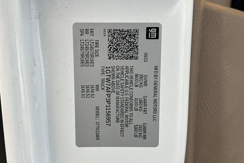 GMC Savana Cargo Van Vehicle Full-screen Gallery Image 27